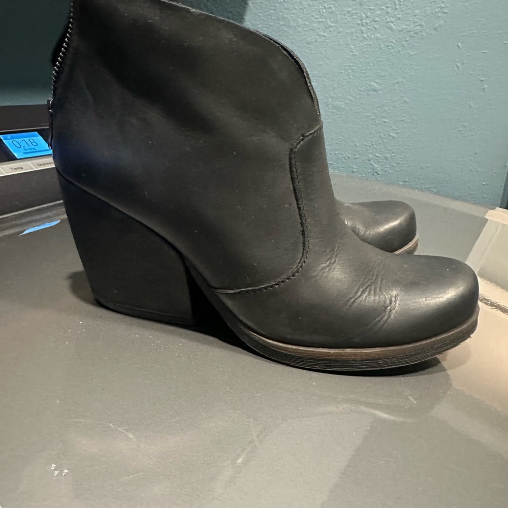 Korks Black Heeled Boots